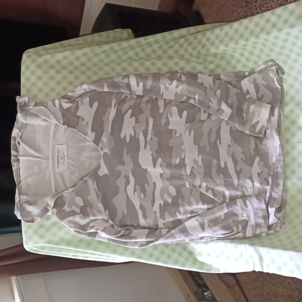 The sweatshirt project ladies camouflage hoodie 1X EUC, gray and white